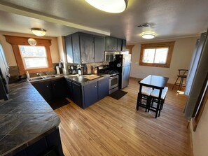 Refrigerador, microondas, horno y parrilla de estufa 