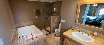 Comfortable 2 BD, 2 BA Home-Large Yard for Pets!