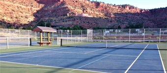 Comfortable 2 BD, 2 BA Home-Large Yard for Pets!