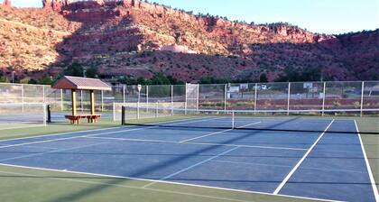 Comfortable 2 BD, 2 BA Home-Large Yard for Pets!