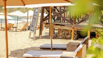 En la playa, camastros, sombrillas y toallas de playa