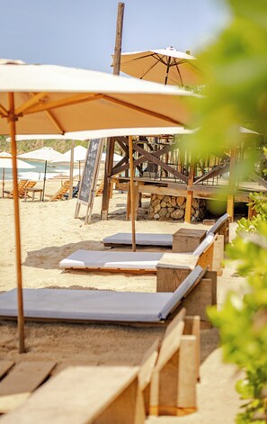 On the beach, sun-loungers, beach umbrellas, beach towels - Casa Lú Mazunte Hotel Boutique - Adults Only (Santa María Tonameca)