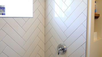 Combined shower/tub, eco-friendly toiletries, hair dryer, towels