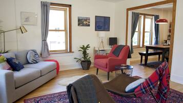 TV connectée, livres, chaîne hi-fi