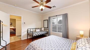 5 habitaciones, tabla de planchar con plancha, internet y ropa de cama