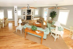 Televisión, chimenea, libros y estéreo 