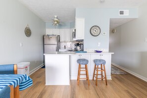 ثلاجة، ميكروويف، فرن، موقد طهي مسطح