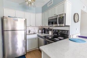 ثلاجة، ميكروويف، فرن، موقد طهي مسطح