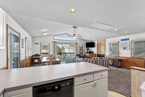 المنشأة من الداخل