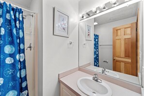 Bathtub, towels
