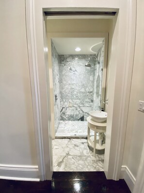 Shower, hair dryer, towels, soap - Circa 1855 Lower Garden District Townhouse Courtyard 1st Floor (New Orleans)