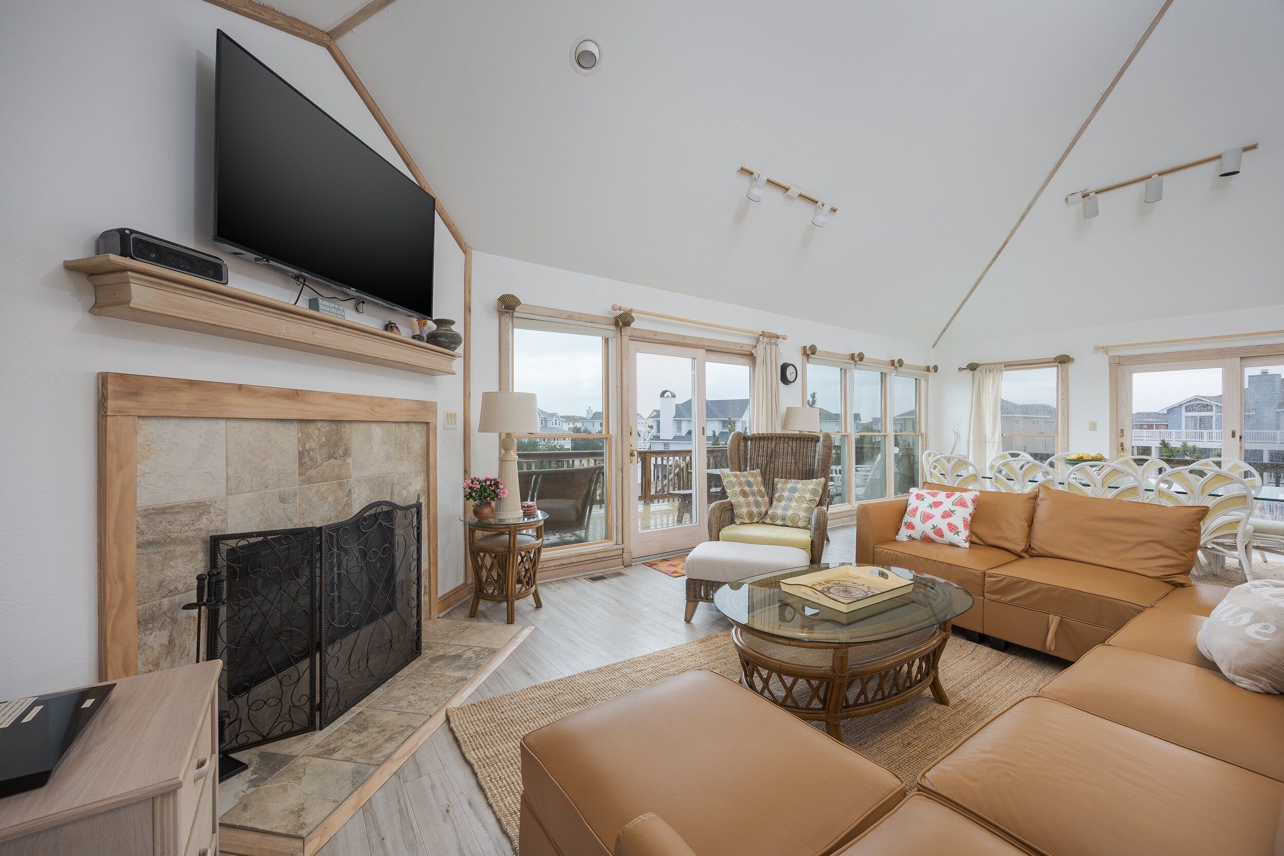 Télévision, cheminée, lecteur de DVD, livres