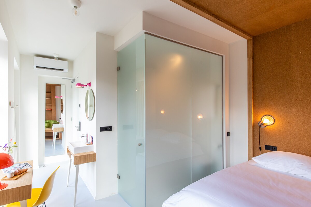 Deluxe Room (The Queen) | Desk, free WiFi, bed sheets - the bellhop hotel (Rotterdam)