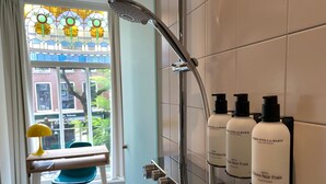 Shower, perlengkapan mandi desainer,  dan handuk