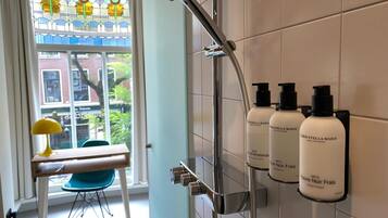 Dusche, Designer-Toilettenartikel, Handtücher