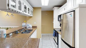 Køleskab, mikrobølgeovn, ovn, kogeplade