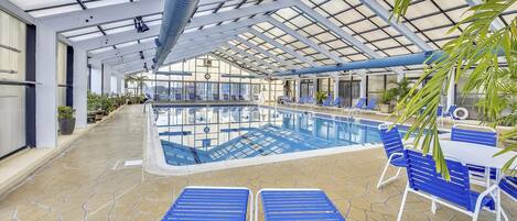 Una piscina cubierta