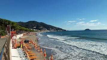 Una spiaggia nelle vicinanze