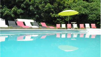 Kolam renang outdoor musiman, dengan payung kolam renang