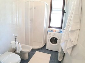 Doccia, asciugacapelli, bidet, asciugamani