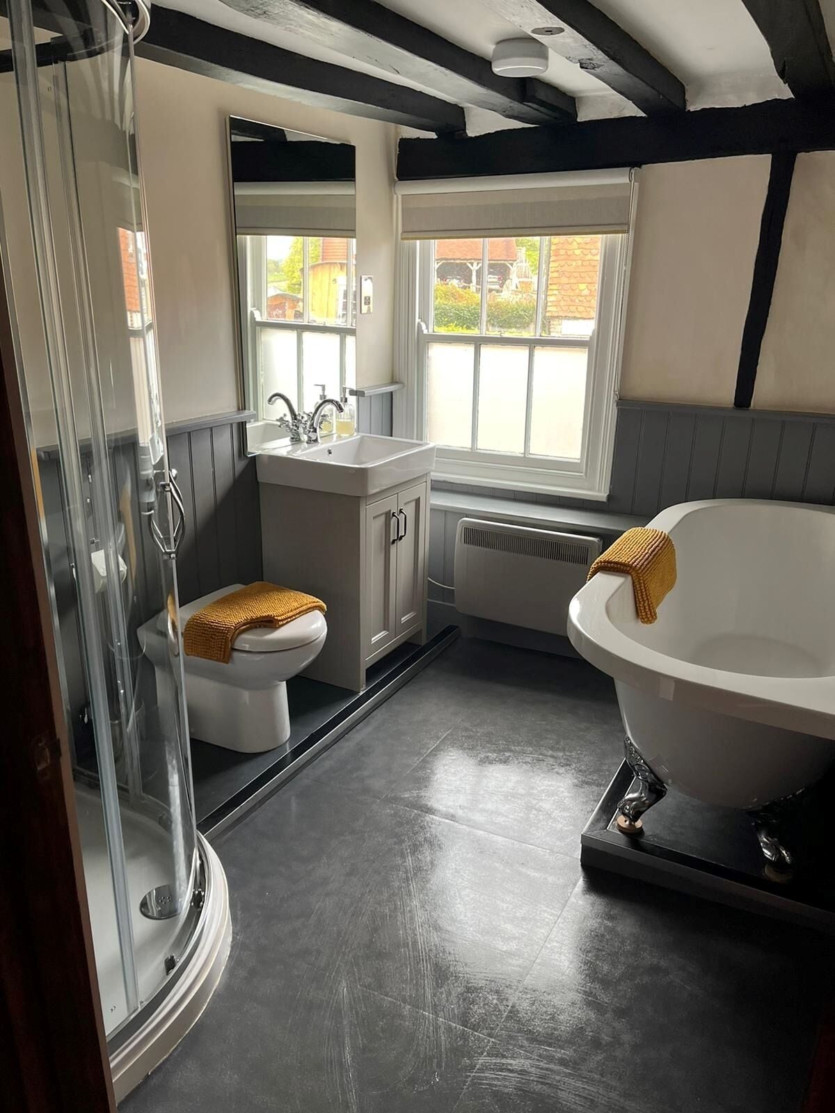 Superior Double Room (Waterfields) | Bathroom | Free toiletries, hair dryer, towels
