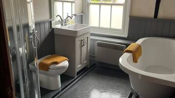 Superior Double Room (Waterfields) | Bathroom | Free toiletries, hair dryer, towels