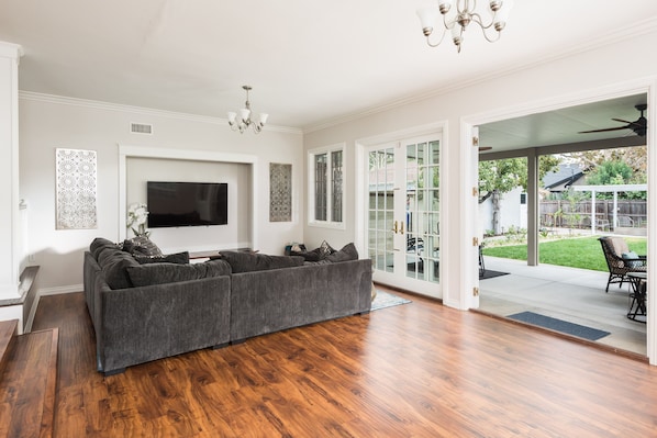 TV, fireplace - Majestic Family Home*Minutes to Downtown Riverside*Perfect for big groups*Clean (Riverside)