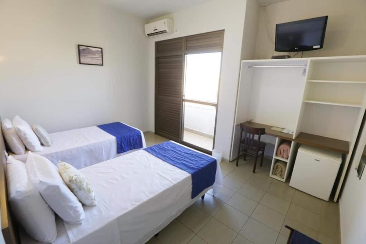 Minibar, meja kerja, ruang kerja ramah laptop, dan setrika/meja setrika