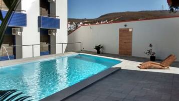 Hồ bơi ngoài trời, mở cửa từ 8:00 đến 21:00, ghế dài tắm nắng