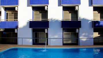 Outdoor pool, open 8:00 AM to 9:00 PM, pool loungers