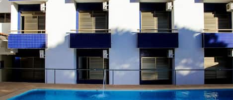 Piscina externa, funciona das 8h às 21h, espreguiçadeiras