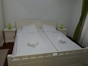 1 slaapkamer, een strijkplank/strijkijzer, wifi