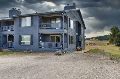 Red Dog Retreat Condo - all the comforts of home in Yellowstone paradise