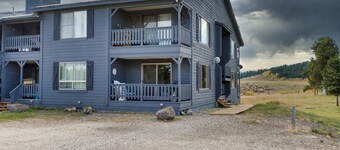 Red Dog Retreat Condo - all the comforts of home in Yellowstone paradise