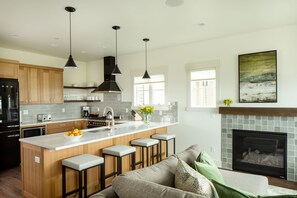 Jääkaappi, mikroaaltouuni, uuni, liesi