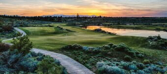 Family summer fun ~ resort pool ~ park ~ fire pit ~ golf ~ 24-hr staff ~ Bend 💛