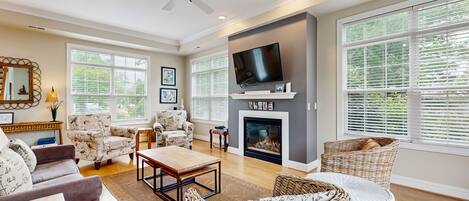 Fernseher, Kamin, DVD-Player, Stereoanlage