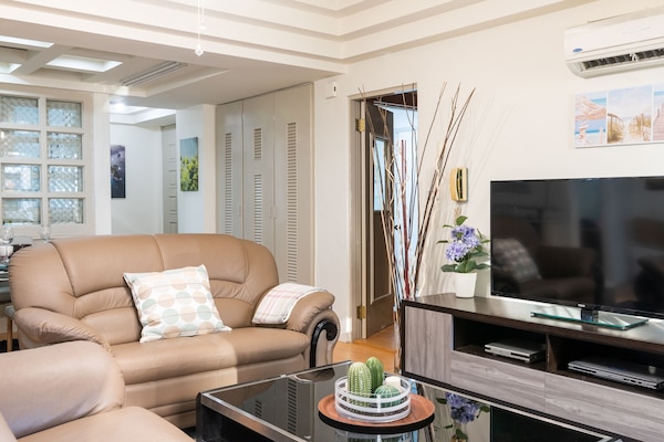 Living Room with leather couches
客廳配有真皮沙發
