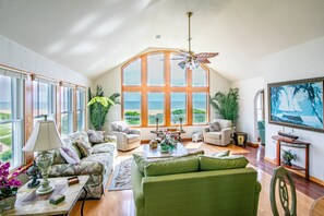 Televisión, reproductor de DVD, futbolito y libros 