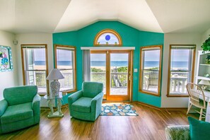 Televisión, reproductor de DVD, futbolito y libros 