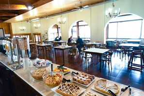 Free daily buffet breakfast