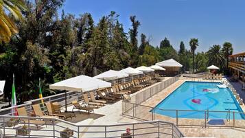 2 Außenpools, geöffnet von 09:30 Uhr bis 20:00 Uhr, Sonnenschirme