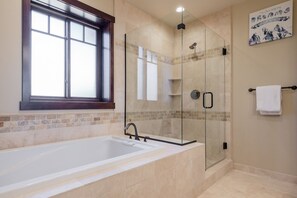 Combined shower/tub, hair dryer, towels