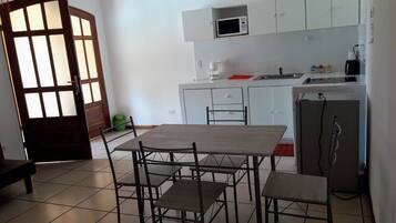 Apartemen Comfort | Makan di kamar