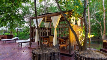 Salas de tratamiento para parejas, sauna y tina de hidromasaje