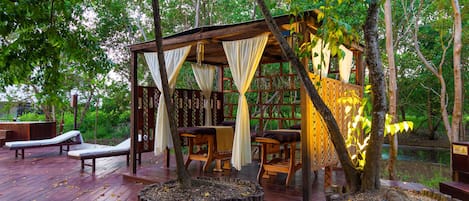 Couples treatment rooms, sauna, hot tub, steam room, hot springs