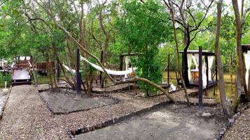 Salas de tratamiento para parejas, sauna y tina de hidromasaje