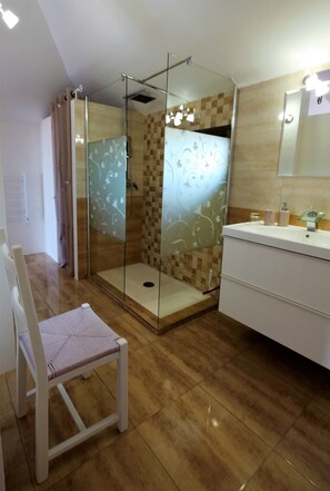 Shower, hair dryer, towels, soap - PRINCIPAL SUITE + PRIVATE TERRACE + SWIMMING POOL +MONTROY NEAR VALENCIA (MONTROI VALENCIA)