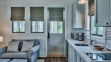 Mikrobølgeovn, oppvaskmaskin, kaffetrakter/tekoker og brødrister