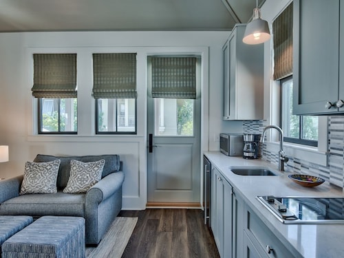 PRIVATE BEACH/POOL ACCESS-Cozy Getaway Retreat For Two with Two Bikes